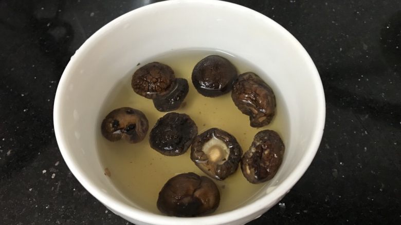 花胶乌鸡汤~滋补又养颜,干香提前半小时泡开