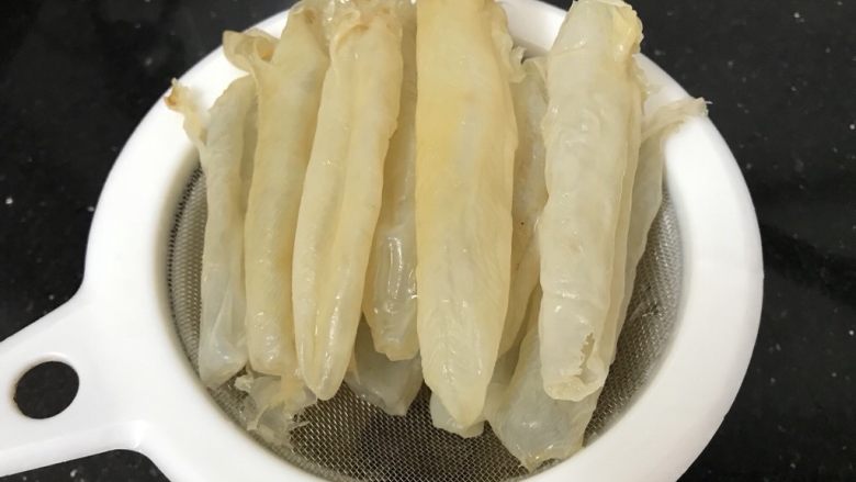 花胶乌鸡汤~滋补又养颜,花胶泡好捞出来沥水分
如果不习惯花胶腥味的,可以泡好后,锅里加入水,料酒,姜片煮开飞水再煲汤
我是直接煲的,从小在海边长大,不知道啥叫“腥味”😄