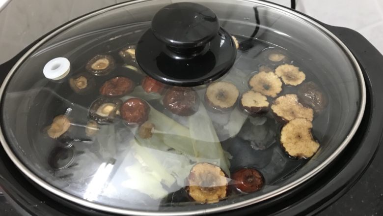 花胶乌鸡汤~滋补又养颜,大火烧开转小火慢炖2小时