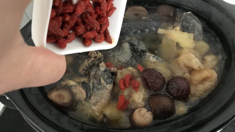 花胶乌鸡汤~滋补又养颜,熄火前十分钟加入洗干净的枸杞