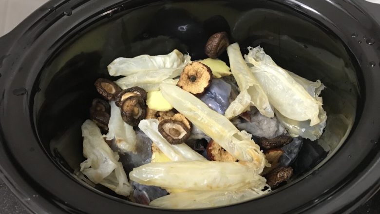 花胶乌鸡汤~滋补又养颜,把所有材料混合放入汤锅里(除了<a style='color:red;display:inline-block;' href='/shicai/ 673'>枸杞</a>)