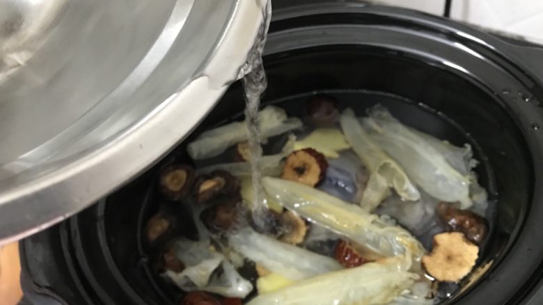 花胶乌鸡汤~滋补又养颜,加入清水