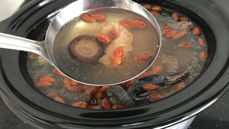 花胶乌鸡汤~滋补又养颜,一煲靓汤随即可美美享用!