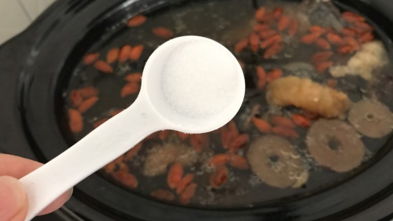 花胶乌鸡汤~滋补又养颜,最后加入少许盐调味便可