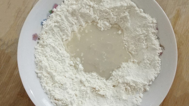 玉兔花样小馒头,倒入面粉中