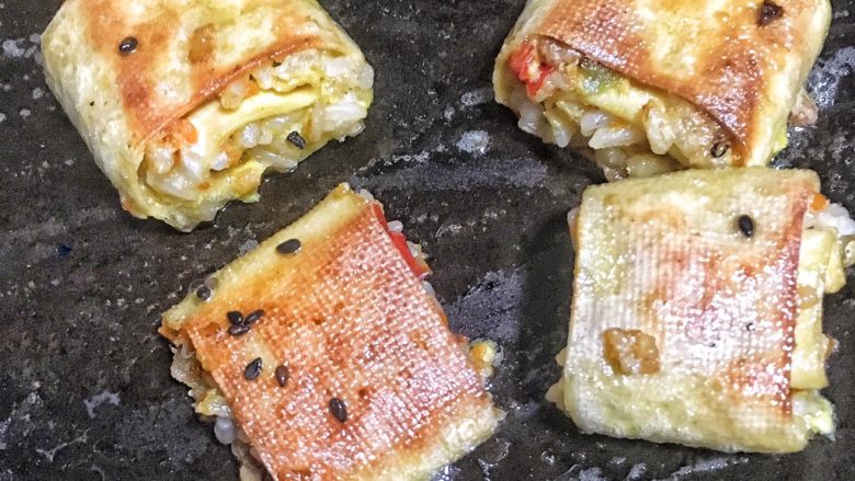 香脆黄金豆皮卷,间至两面金黄酥脆,即可出锅
