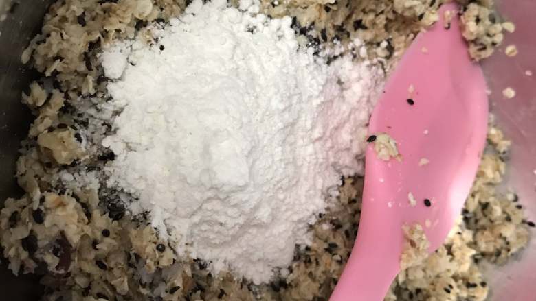 椰子油蛋白燕麦能量棒,筛入低粉 再次拌匀至无干粉