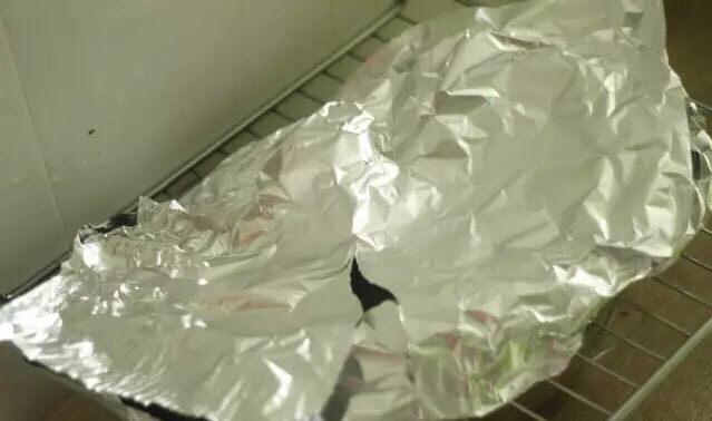 秘制蒜香烤羊排,包裹好,不用刷油,直接交给烤箱,我家的烤箱是N年前买的,最近才摸清楚它的脾气,200度上下火40分钟