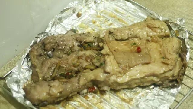 秘制蒜香烤羊排,做到这里你就等着流口水吧,把上面的锡纸打开,上下火200度,继续烤20分钟,上色的同时烘烤掉过多的水分。