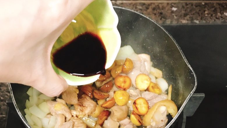 椰香板栗鸡,倒入生抽...
因为每个人酱料喜好不一样,倒入顺序一般是由浅色开始,逐渐深色。