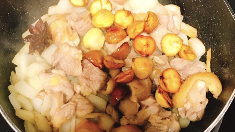 椰香板栗鸡,鸡肉很快熟的,翻炒两下就能倒入之前炒好的板栗了。