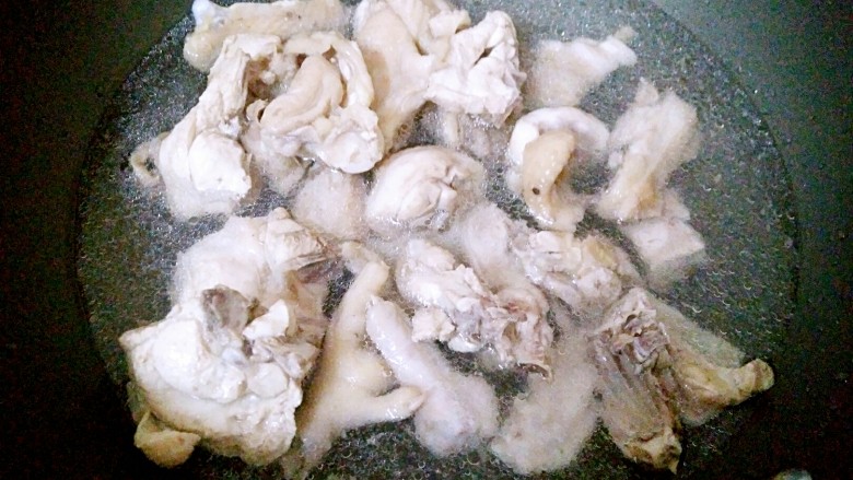 栗子香菇鸡煲,锅里烧开水,放入<a style='color:red;display:inline-block;' href='/shicai/ 107'>鸡</a>肉焯水