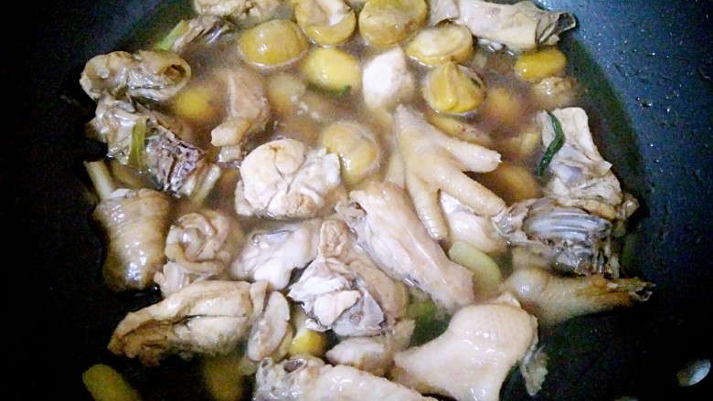 栗子香菇鸡煲,炒匀,放入与鸡肉平齐的水量,大火烧开,转中火炖煮