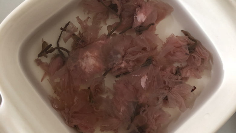 胜在颜值,不输味道的樱花曲奇~ukoeo 风炉制作,前5-7小时,清水泡制樱花。
其间换水2次哦。
