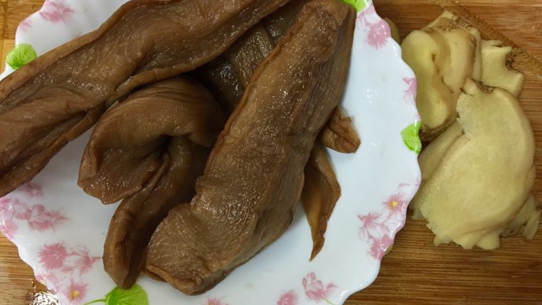 老菜脯燉雞湯,將老菜脯稍微用水沖一下後瀝乾,切好老薑片一起備用