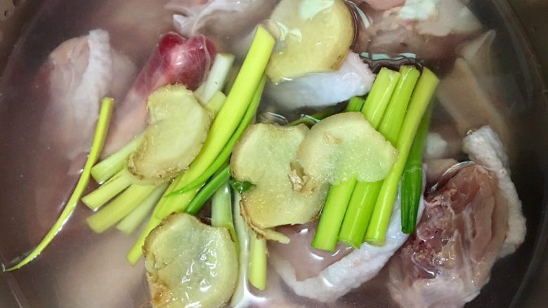 老菜脯燉雞湯,將剁好的雞肉加水淹過放入2根青蔥(已切段)及老薑片20公克