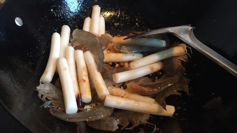 只用家常调料，成就鲜美浓郁的大虾年糕,转大火，锅中下入虾年糕辣椒蒜姜末，翻炒。