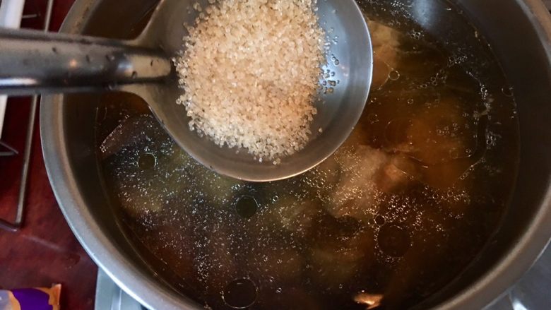 老菜脯燉雞湯,30分鐘後將整鍋雞湯取出放在瓦斯爐上,加入砂糖15公克,以中和老菜脯的鹹,並提出老菜脯的甘