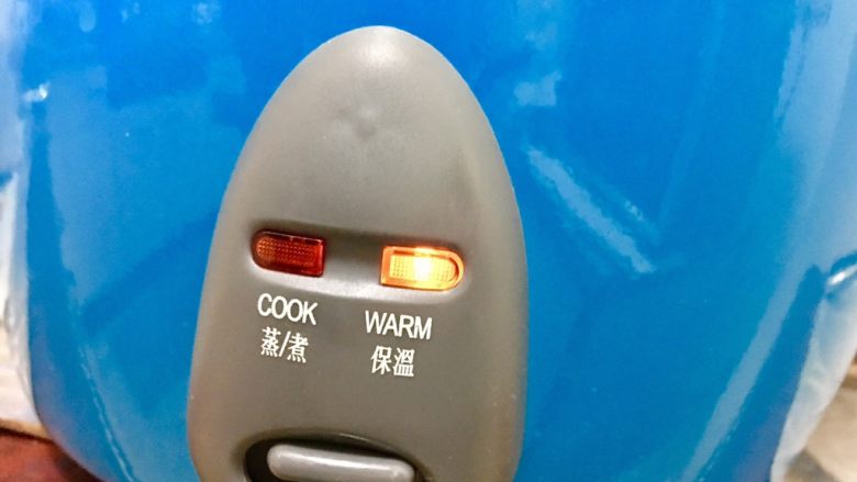 老菜脯燉雞湯,開關跳至保溫時先不開鍋蓋,直接續燜30ml