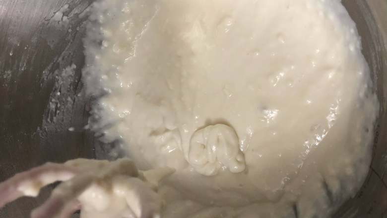 不会干的原味戚风蛋糕UKOEO 风炉制作,用手持打蛋器,横竖横竖这样画,直到干粉消失为止,看到很多的疙瘩,没关系的。