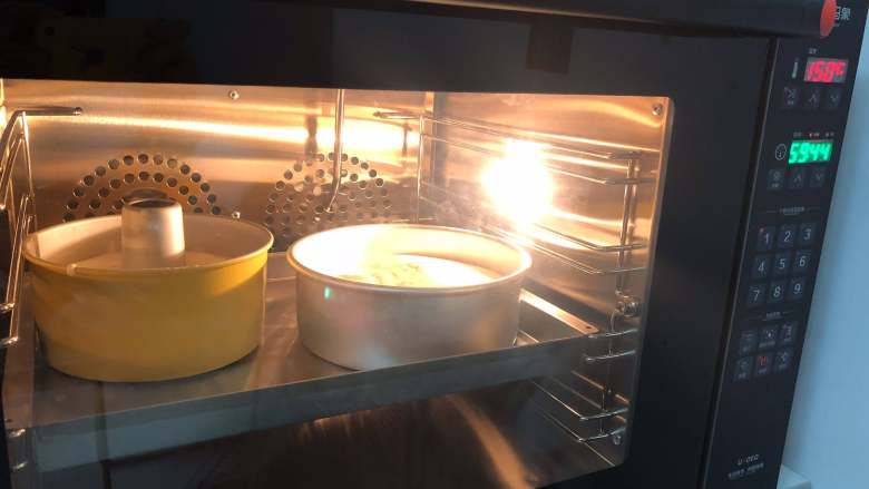 不会干的原味戚风蛋糕UKOEO 风炉制作,放入预热好的风炉里。
我用的温度是150度 60分钟
大概过个30分钟的时候,就能闻到满屋子的蛋糕香味了。