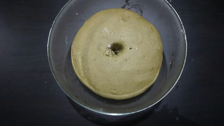麻薯果仁抹茶包,包保鲜膜,盖毛巾,底部放盆温水.准备发酵。
发酵好的面团。手指沾干粉。搓个洞,不塌陷即可。