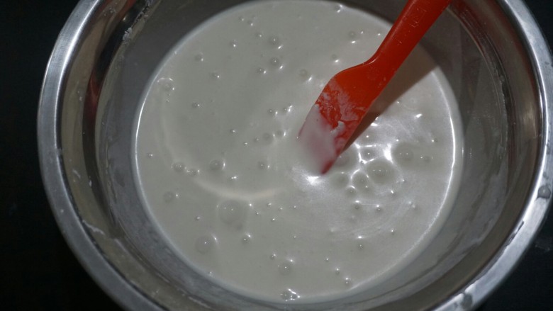 麻薯果仁抹茶包,发酵时间准备麻薯团。
麻薯所有食材放在一个盆里,搅拌光滑细腻,无干粉。