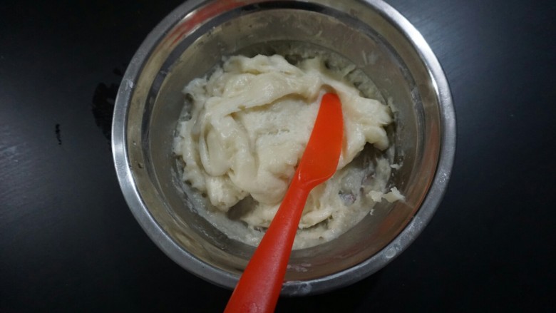 麻薯果仁抹茶包,放蒸锅,蒸5分钟。没有白浆。
戴上手套,取出揉Q弹,备用