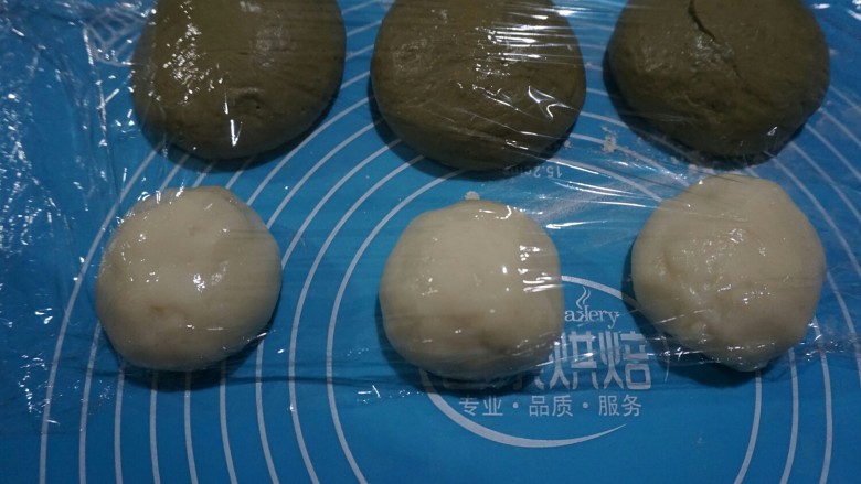 麻薯果仁抹茶包,发酵好的面包,取出排气,分成三个面团(大约190-200g左右)
麻薯团,平均分三个面团。分好的面包,包保鲜膜,松弛20分钟。