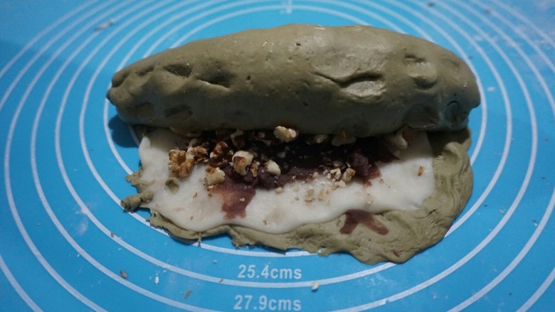 麻薯果仁抹茶包,从上往下卷起,接口扒的薄点。