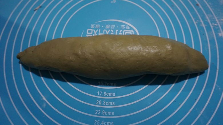 麻薯果仁抹茶包,搓橄榄形状。放人烤盘,进行第二次发酵。
