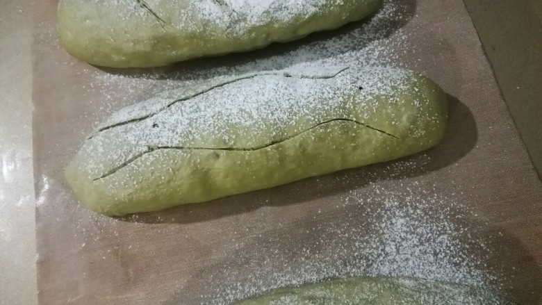 麻薯果仁抹茶包,发酵好的面团,喷水,撒粉.割口即可。
烤箱10分钟提前预热,放烤箱中层,180℃,时间15-20分钟。