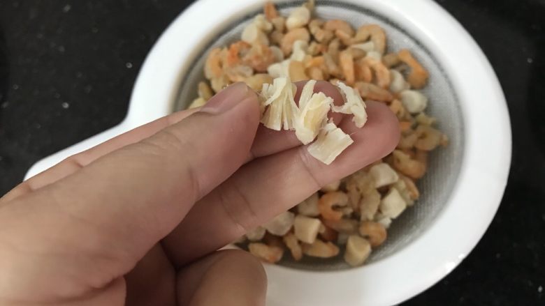 广式烧卖~腊味与海味的完美结合,泡好后,不喜欢太大颗粒的,用手捏一下瑶柱就碎开了