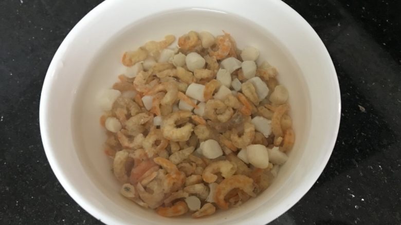 广式烧卖~腊味与海味的完美结合,瑶柱,虾米提前15分钟泡发