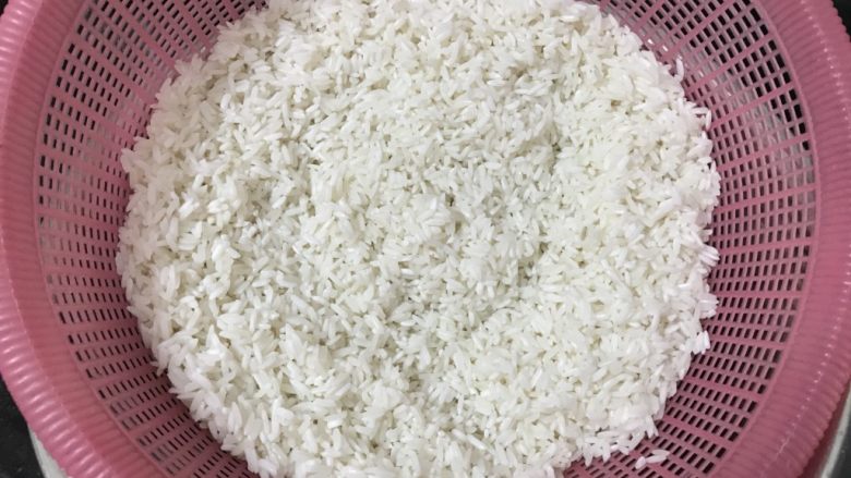 广式烧卖~腊味与海味的完美结合,第二天早上起来把泡好的糯米捞起来晾干