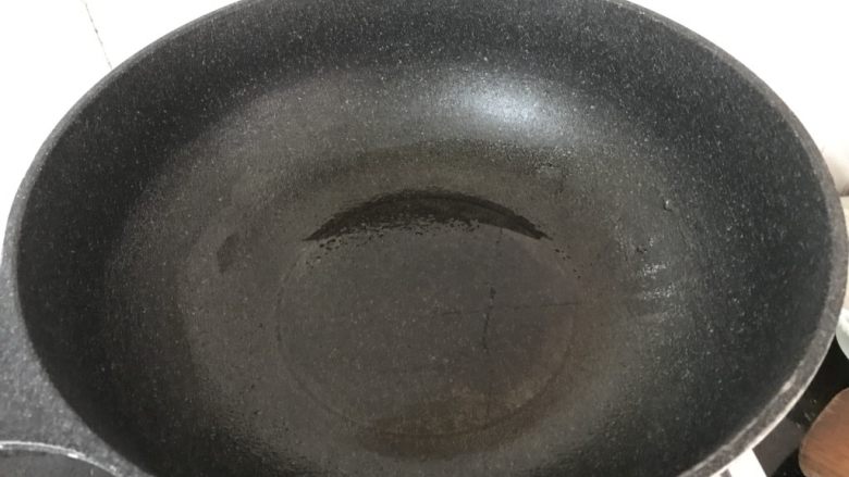 广式烧卖~腊味与海味的完美结合,然后热锅,一点点油,一点点就好