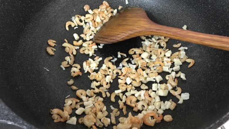 广式烧卖~腊味与海味的完美结合,把沥干水的瑶柱虾米倒入炒香