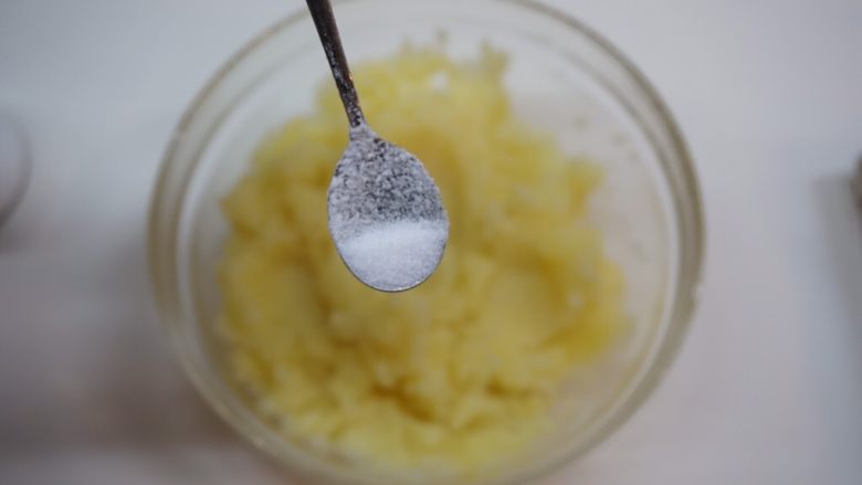 豆泥丸,捣碎加入一小点盐,拌匀