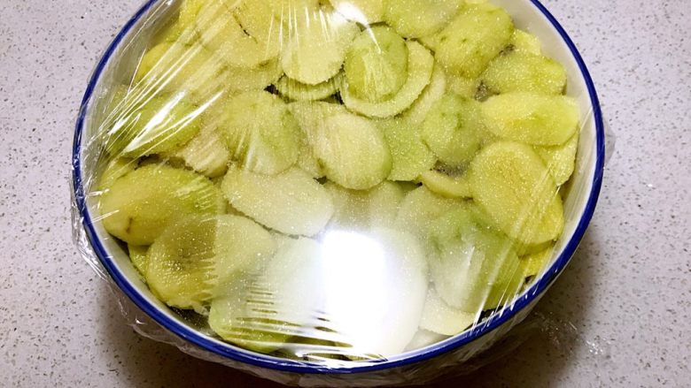 猕猴桃果干,盖上保鲜膜,放入冰箱,静止入味12小时