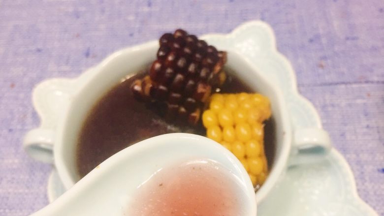 双色玉米排骨胡萝卜养生汤,嗯,喝起来玉米味道混合肉味,非常鲜美。
