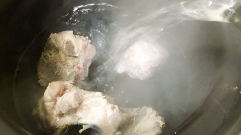 双色玉米排骨胡萝卜养生汤,把排骨放进砂锅里,这里我用的是电动砂锅
