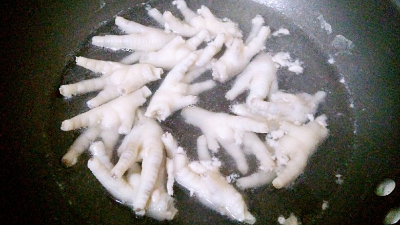 红烧鸡爪,锅里烧开水,倒入鸡爪焯水