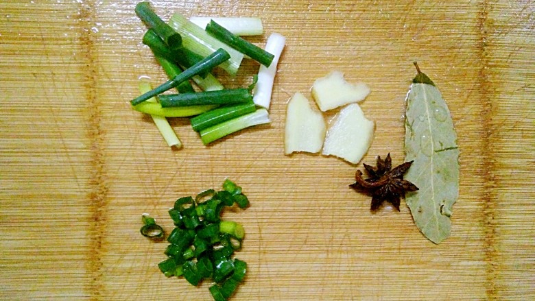红烧鸡爪,配料洗净,切好备用
