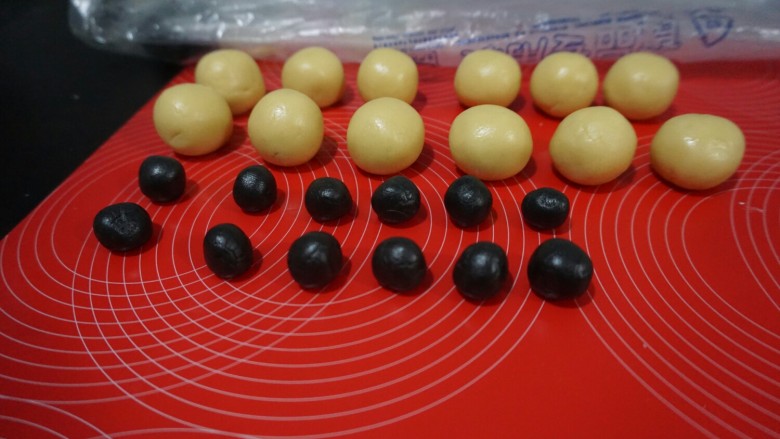 蜘蛛饼干,大面团分15g一个,揉圆。黑面团分3g一个,揉圆。