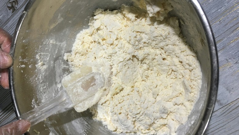 蜘蛛饼干,加入面粉,刮刀搅拌均匀无干粉。带手套捏成面团即可。