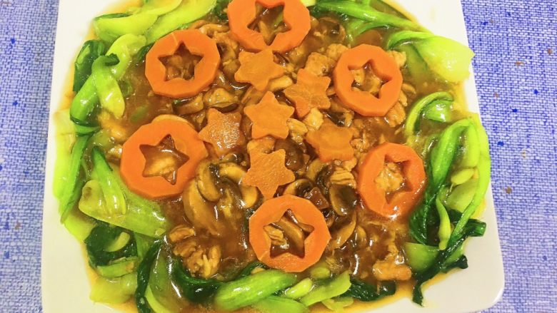 洋菇溜油菜,收汁,然后把油菜放在盘子边缘,把其他的食材放在中间,再把胡萝卜摆在上面,就完成了!嘻嘻