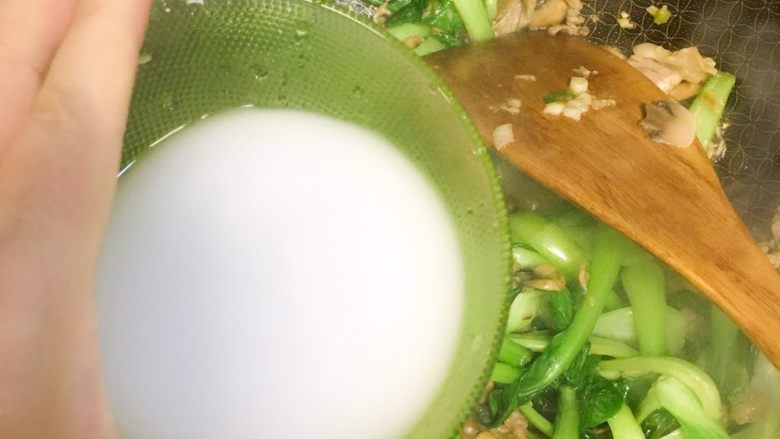 洋菇溜油菜,油菜变色后,加适量热水,再下水淀粉。