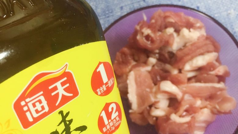 洋菇溜油菜,然后味五花肉,在五花肉里加味极鲜5g