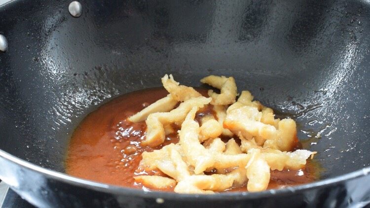 鸡肉版糖醋里脊,放入炸好的鸡肉