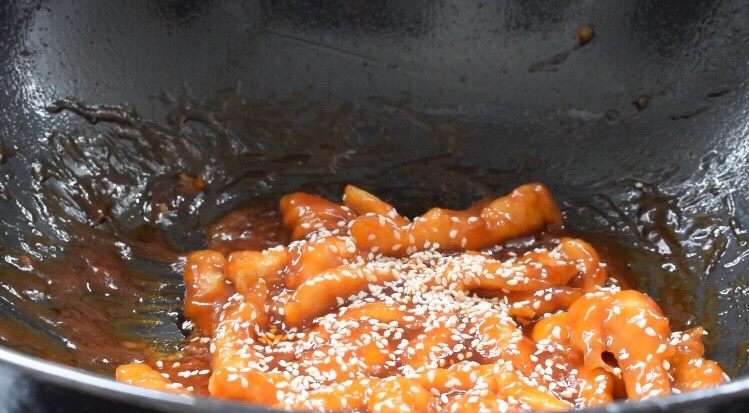 鸡肉版糖醋里脊,出锅前撒上白芝麻即可